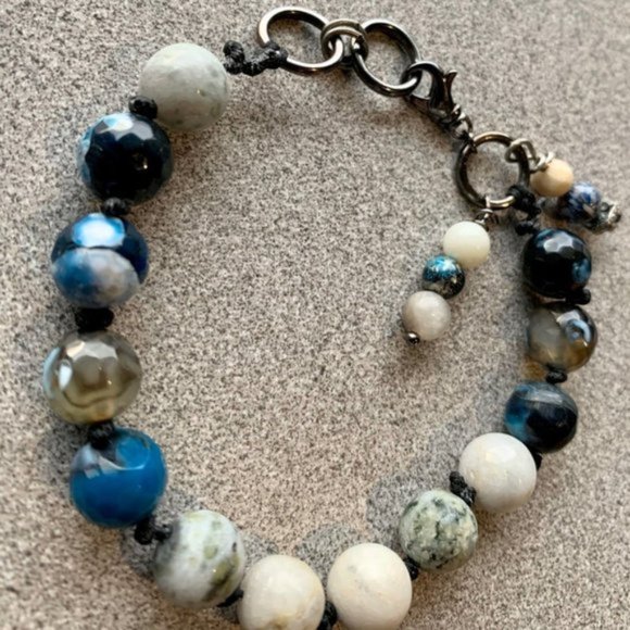 Deep Blue Something hand knotted bracelet - Picture 2 of 4